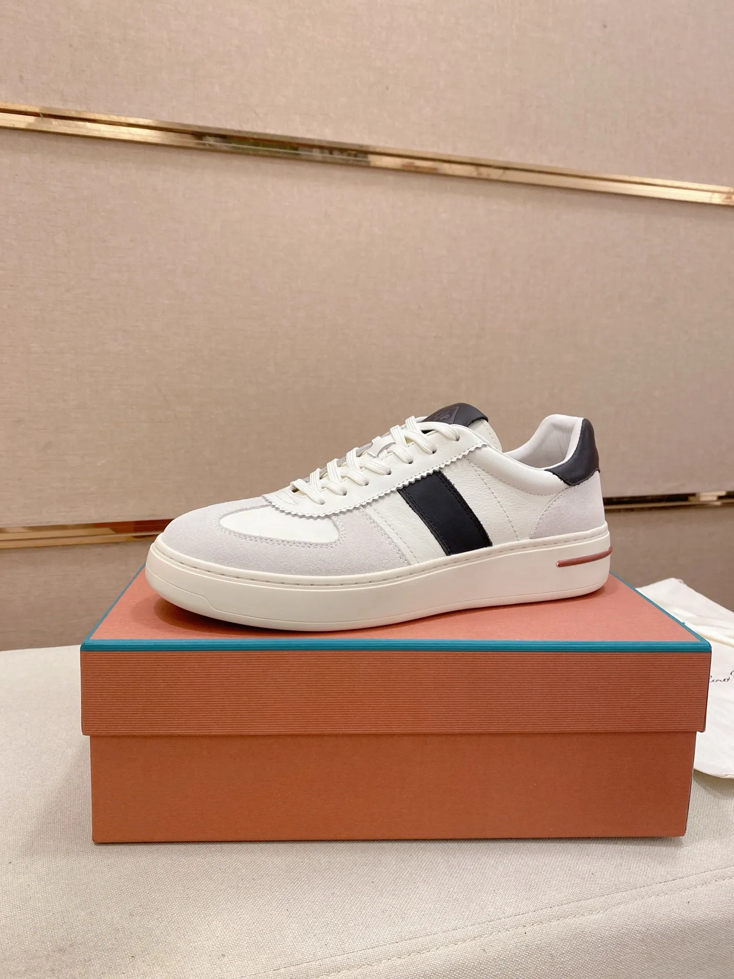 Men's shoes💰: 580💰🔥𝐥𝐨𝐫𝐨 𝐏𝐢𝐚𝐧𝐚 lp classic loafers, an Italian treasure brand, the only brand that can match Hermès! Only after wearing it do we realize that we can’t live up to our feet. The upper is made of imported first-layer cowhide with breathable fly-knit fabric, water-dyed cowhide foot pads, and the official original glass rubber outsole and pendant. Exclusive original packaging (tag ➕ brand paper ➕ outer box ➕ hand bag) code number: 38-44. Can be customized 45-46